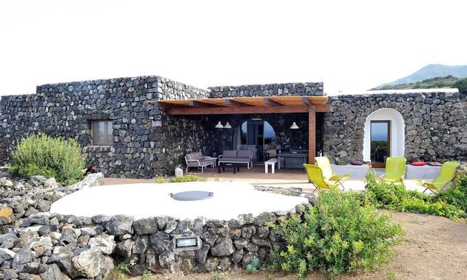 Kamma Villa | The Dammuso Rosa and Henry. Typical construction of the island of Pantelleria.