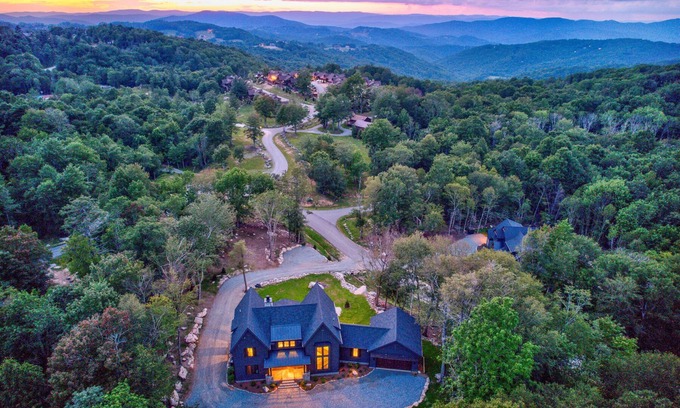 Banner Elk Cabin | The Dark Knight at Eagles Nest - hot tub - billiards- outdoor fireplace