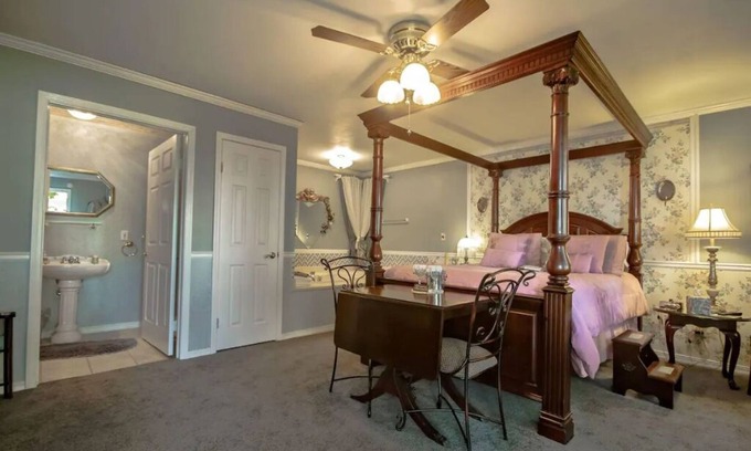 Marshfield Cabin | The Dickey House, Queen Anne Suite