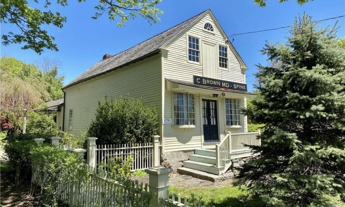 Litchfield Historic District House | The Doctor's 1781 House on the Litchfield Green
