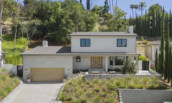 Studio City House | The Dona Modern: Prime Studio City Location with Indoor-Outdoor Flow