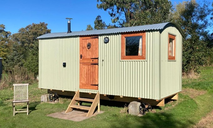 Overton-on-dee House | The Dragon's Hut with cozy logburner