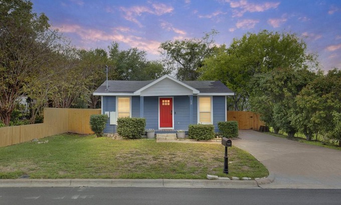 Brenham House | The Dragonfly at Brenham - Steps from downtown cottage