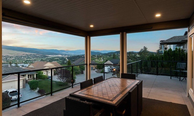 Central Okanagan House | The Driftwood | Hot Tub, Wineries & Lakes