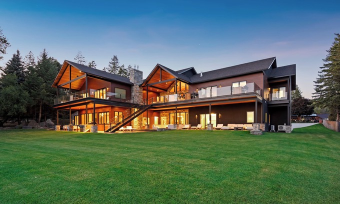 Woods Bay House | The Driftwood True Lakefront Luxury