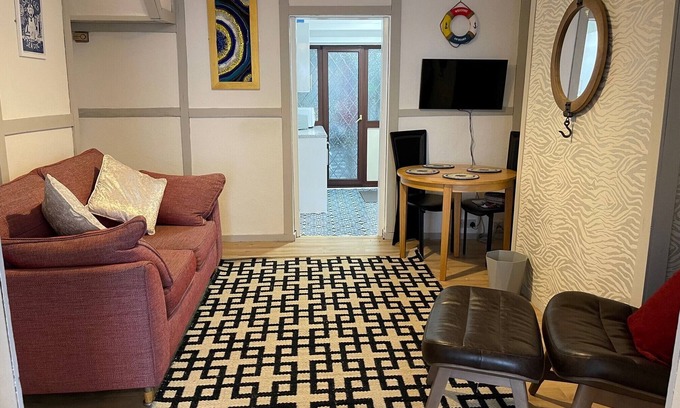 Eastbourne City Centre Apartment | "The Eastbourne" Pet Friendly Seafront Apartment