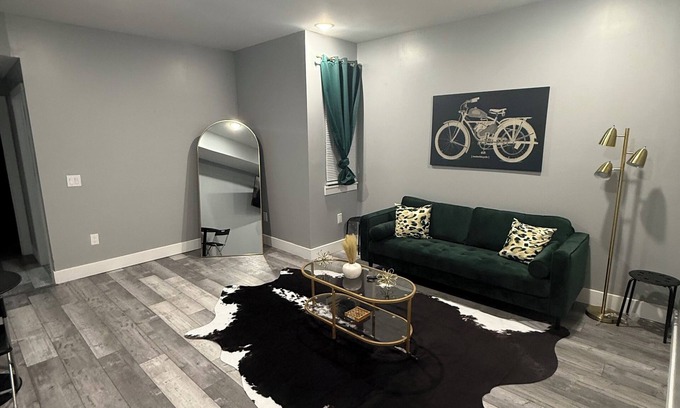 Mantua Apartment | The Emerald Room-3BD-3BTH-Patio