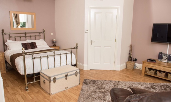 Edgbaston Apartment | THE EMERALD SUITE, LUXURY STUDIO- THE JEWELLERY SUITES, BIRMINGHAM