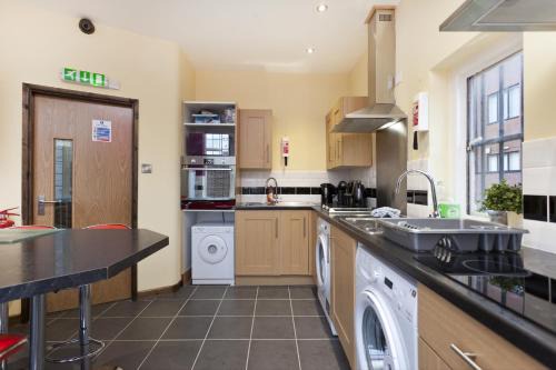 Nottingham City Centre Apartment | The Emporium Contractors Accommodation - Your own City Centre Self Catering Accommodation by Victoria Centre Shopping Centre with 3 Bathrooms - Full Kitchen to Cook as you would at home - Parking for Cars or High Top Vans at five pounds a day