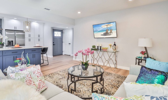 Winnetka House | The Escape Luxury Pool Home 30 minutes to Hollywood