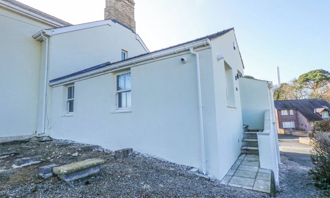 Menai Bridge Cottage | THE FIR GROVE ANNEX, pet friendly, with a garden in Menai Bridge