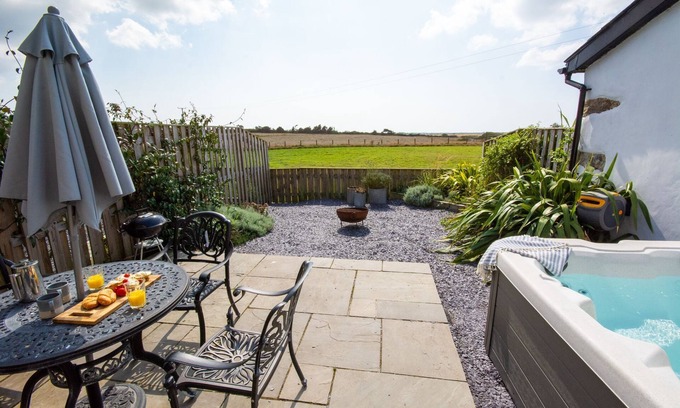 Bryngwran Cottage | The Forge - sleeps 4 guests in 2 bedrooms