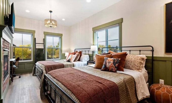 Midway Condo | The Fox Room - Newly Built Downtown Midway Loft