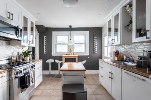 Cove - East Side - Shippan House | The Fred Deluxe 7 BR by I95 Train HarborVw Beach