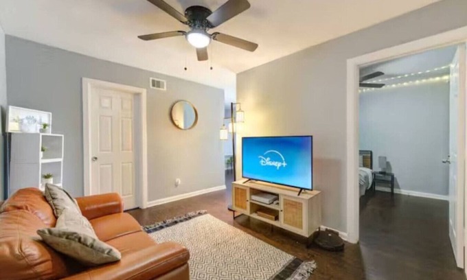 Greater Heights Apartment | The Funky 2 bed 1 bath apartment near Downtown