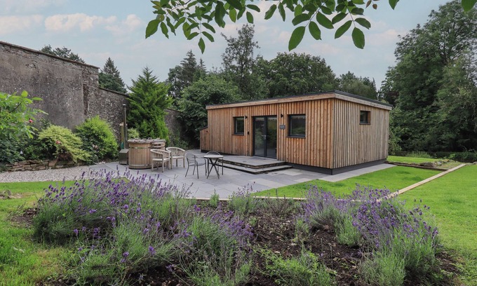 Hutton Cottage | THE GARDENER'S RETREAT, pet friendly, with hot tub in Penruddock