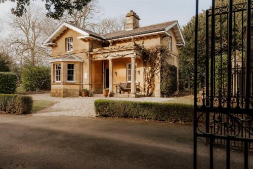 Biddestone Apartment | The Gate Lodge by Mint Stays