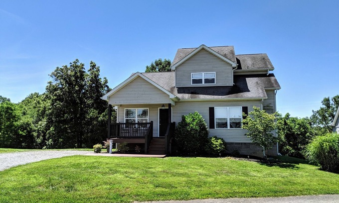 Taylorsville Cottage | The Gathering Place 51 - Charming 3-BR cottage on Bourbon Trail - WiFi & hot tub
