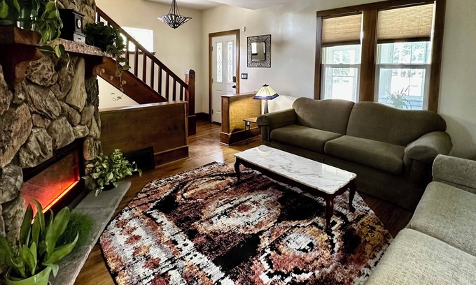 Bloomington House | The Getsi: Two blocks from IWU - Discount for extended stays