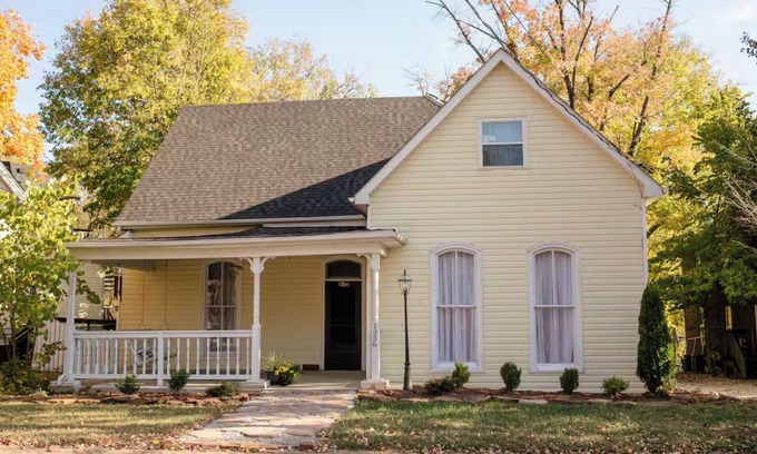 Bowling Green House | The Golden Gather: Perfect for Families & Weddings