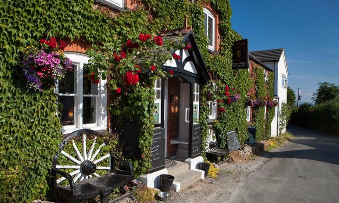 Llangynhafal Hotel | The Golden Lion Inn