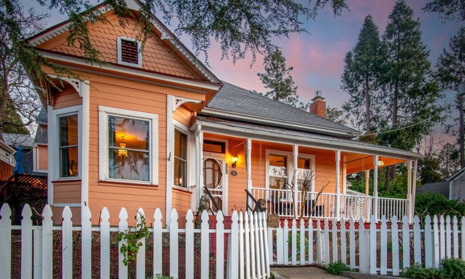 Grass Valley House | The Golden Parlor- Historic Victorian, Hot Tub