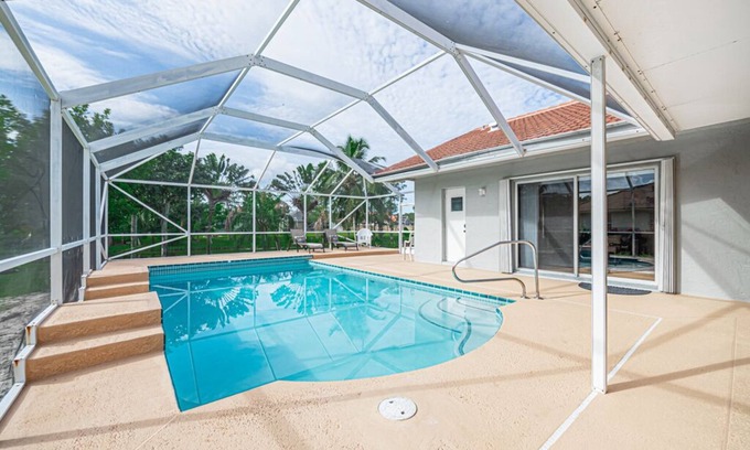 Royal Palm Beach House | The Gordon Camelot|4bedrooms | 3 bathrooms| Pool House
