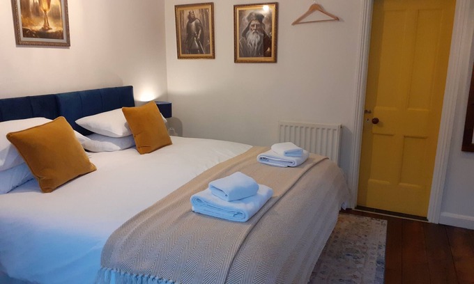 Glastonbury Cottage | The Grail Room on Chalice Hill - St Anne's