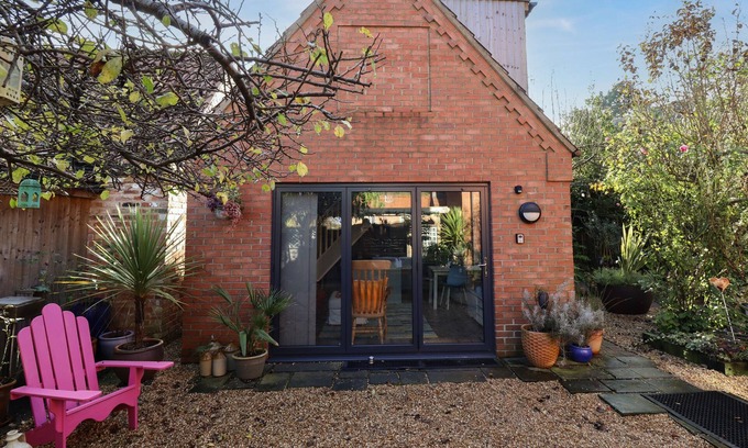 Gainsborough Cottage | THE GRANARY OWL HOUSE, romantic, with a garden in Pilham