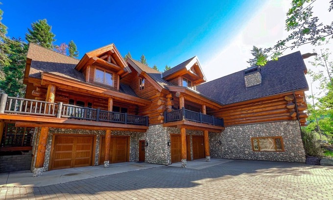 Whitefish House | The Grand Alpine Lodge, Luxury Ski In/Ski Out w/Hot Tub, Sleeps 20!
