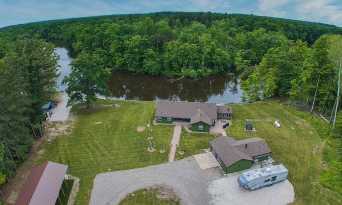 Onondaga House | The Grand Riverhouse & Bunkhouse