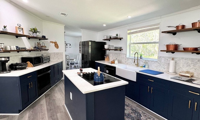Geneva House | The Greenhouse: Tranquil 3-Bedroom Retreat with Garden, Chickens & Hot Tub