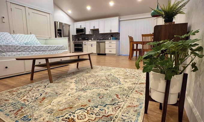 Oak Hills Bed & Breakfast | The Grove - A Family Friendly Modern Studio in Portland/Beaverton/Hillsboro