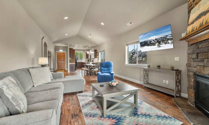 Southeast Bend House | The Haley House | Hot Tub Fenced Yard Pets OK!