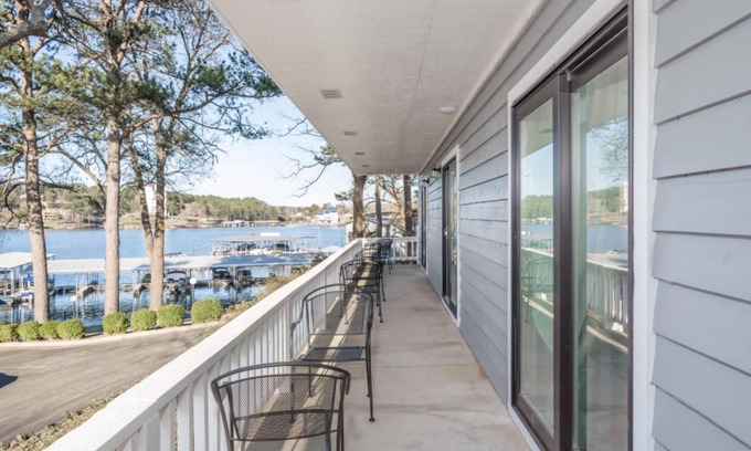 Rockwell Hotel | The Hamilton - Lakefront & Studio Suites, Hot Springs