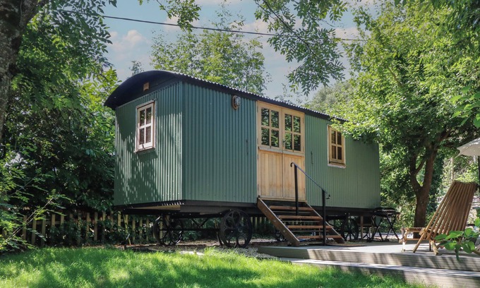 New Forest District Cottage | THE HAPPY HUT, romantic, character holiday cottage in Christchurch