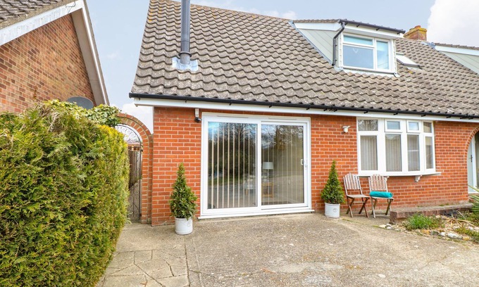 Hethel Cottage | THE HAVEN, pet friendly, with open fire in Norwich