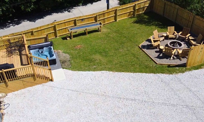 Des Moines House | "The Hay Loft" - Hot Tub - Game Room - Fire Pit - Office - Family FUN