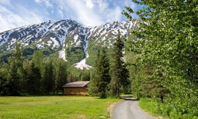 Moose Pass Apartment | The Hayloft- Apartment with Mountain View