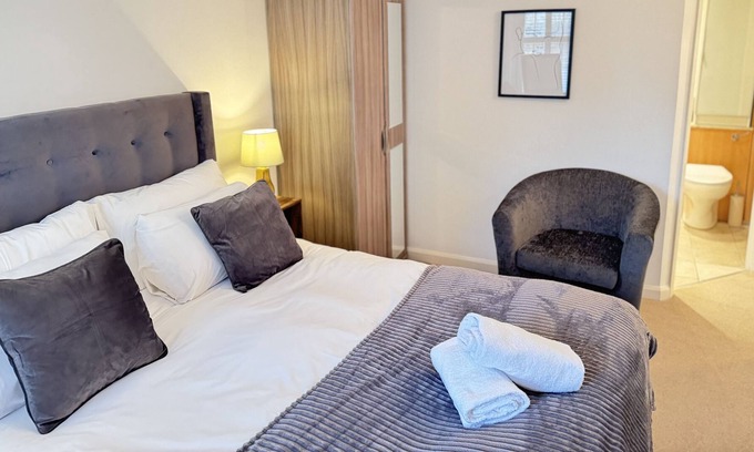 Abingdon House | The Heart of Kensington Mews PRIVATE House | Centrally Located & Transport Links