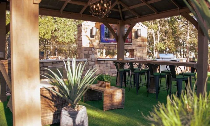 Austin Villa | The Heat Unit - COTA Getaway: Hot Tub, BBQ, Events & Fun!