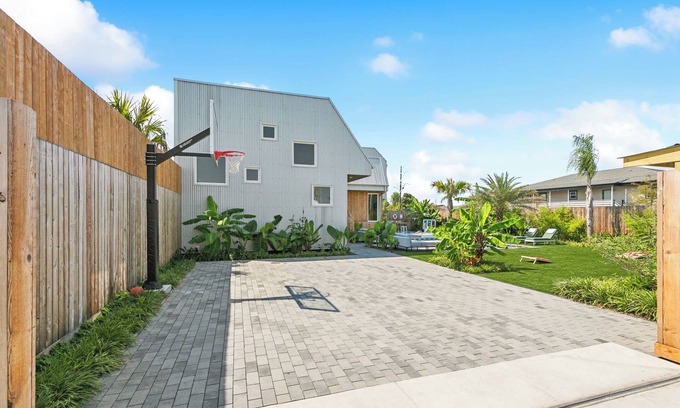 Bywater Hotel | The Herald | Private 12BR Hotel - Pool, Spa