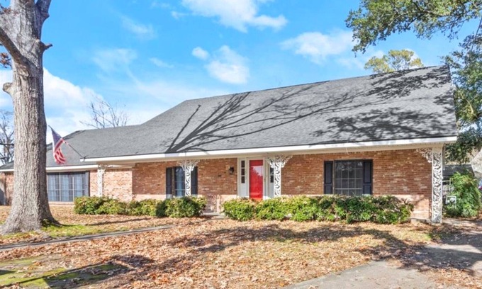 Sulphur House | The Hidden Gem - Huge Floor Plan - Game Room