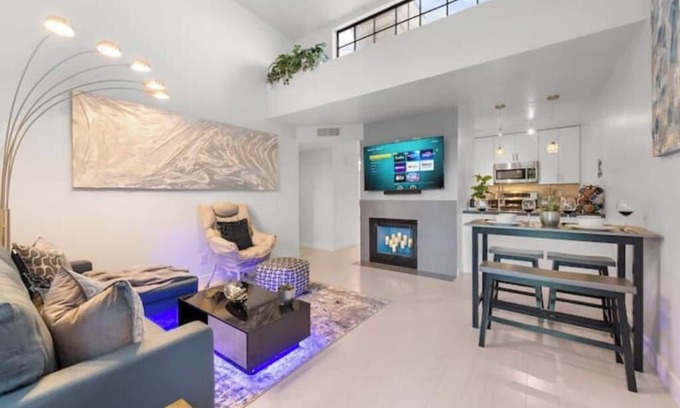 Gilbert House | ~The Hidden Gem~ King Bed and Hot Tub!nn