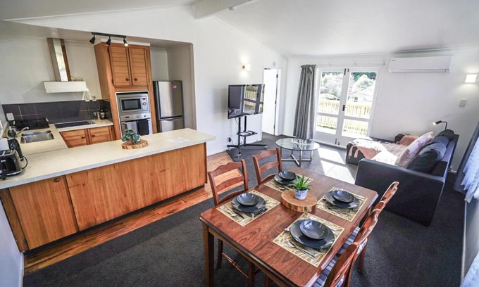 Karori Apartment | The Hidden Gem - tranquility close to town