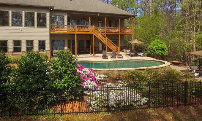 Gainesville House | The Hidden Haven-LakeFront on Lanier, Pool, Dock!