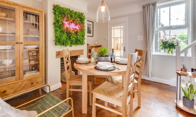 Beccles House | The Hideout - Three Bedroom House, Sleeps 5