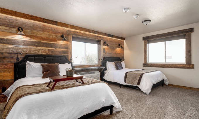 West Yellowstone Hotel | The Hilgard Queen Suite