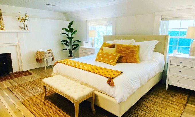 Fayetteville Bed & Breakfast | The Honey Room, 1840's Farmhouse Near Jack Daniels