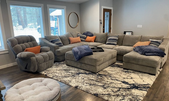 Deschutes River Woods House | The Hopi Getaway - 6 BD/3 BTH - LARGE HOT TUB - GAME ROOM - PETS WELCOME - 1 AC